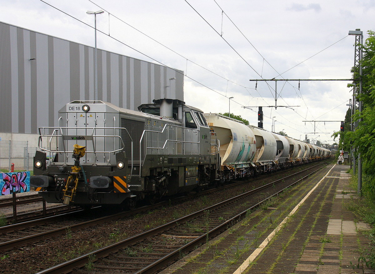 Eine DE18 von Vossloh kommt mit einem Kalkleerzug aus Frimmersdorf nach Rohdenhaus und kommt aus Richtung Neuss und fährt durch Duisburg-Rheinhausen-Ost in Richtung Duisburg-Hochfeld-Süd. Aufgenommen vom Bahnsteig in Duisburg-Rheinhausen-Ost. 
Bei Sommerwetter am Nachmittag vom 28.7.2017.