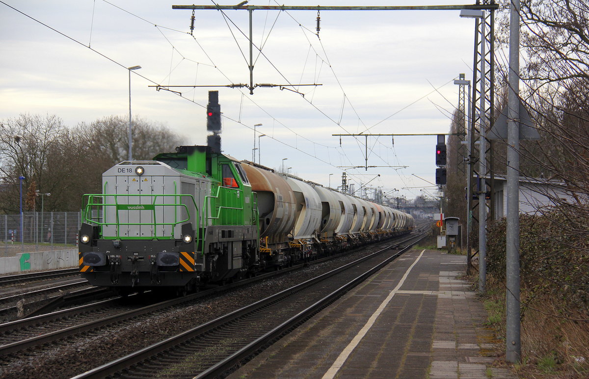 Eine DE18 von Vossloh kommt mit einem Kalkzug aus Frimmersdorf nach Rohdenhaus und kommt aus Richtung Neuss und fährt durch Duisburg-Rheinhausen-Ost in Richtung Duisburg-Hochfeld-Süd. Aufgenommen vom Bahnsteig in Duisburg-Rheinhausen-Ost.
Bei Sonne und Wolken am 2.4.2018.
