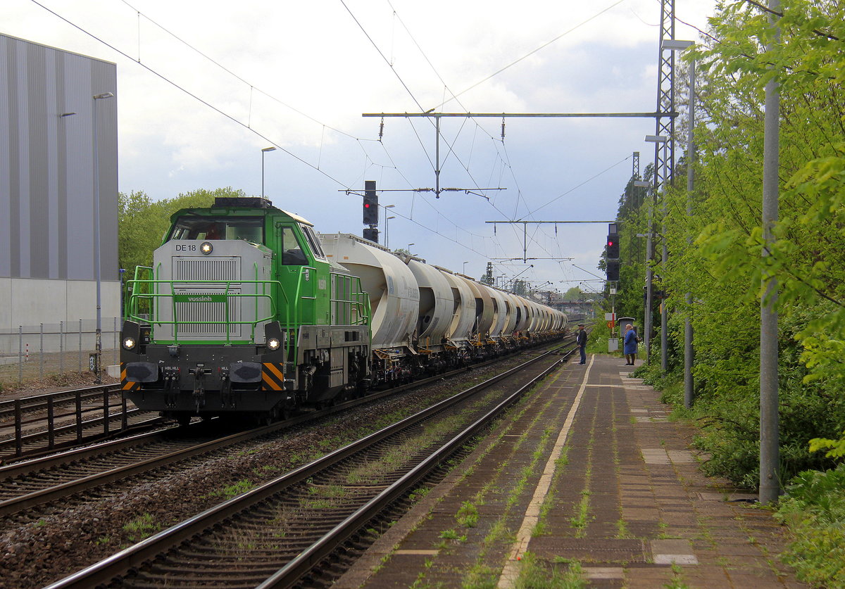 Eine DE18 von Vossloh kommt mit einem Kalkmehlleerzug aus Frimmersdorf nach Rohdenhaus und kommt aus Richtung Neuss und fährt durch Duisburg-Rheinhausen-Ost in Richtung Duisburg-Hochfeld-Süd. 
Aufgenommen vom Bahnsteig in Duisburg-Rheinhausen-Ost.
Bei Sonne und Regenwolken am Nachmittag vom 30.4.2018. 