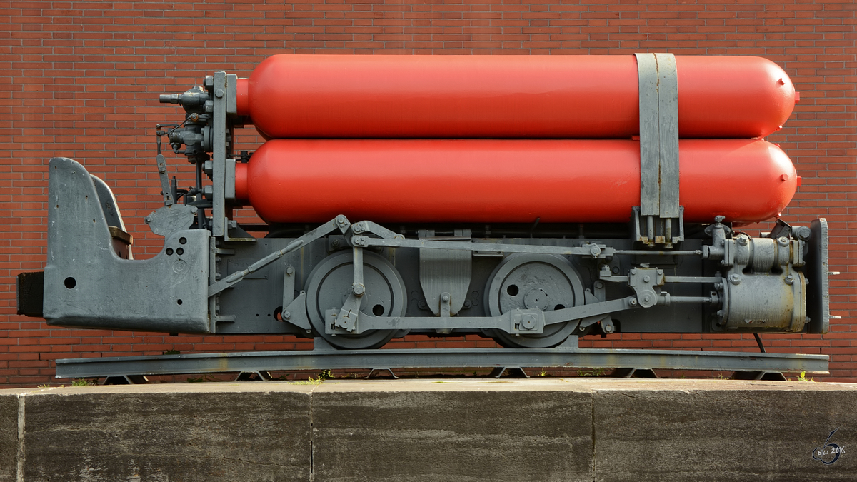 Eine DEMAG-Pressluftlokomotive DL 28/20 vor dem Deutschen Bergbaumuseum Bochum. (September 2014)