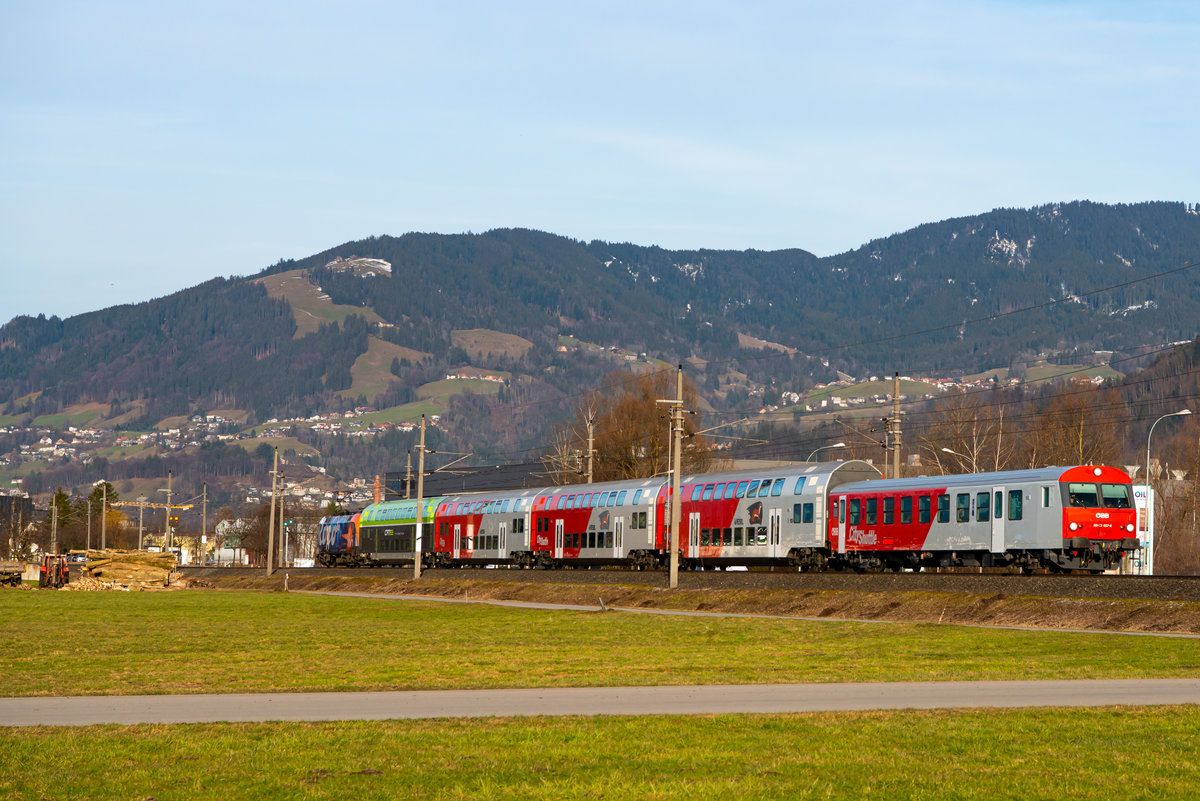 Eine derzeit ungewöhnliche Kombination zwischen Dosto und Cityshuttlewagen verkehren derzeit in Vorarlberg. Am 19.2.21 ist 80-73 037-8 mit der 1116 199-1 zwischen Hohenems und Dornbirn unterweg. 