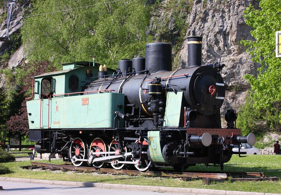 Eine deutsche Tenderlok als Denkmal in Slowenien!
Am Bahnhof Zidani Most steht ein deutscher D-Kuppler. Es handelt sich um 
eine von Vulcan in Stettin gebaute Dampflok. Sie trägt die Nummer 2709.
Die Aufnahme entstand am 28.4.2008.