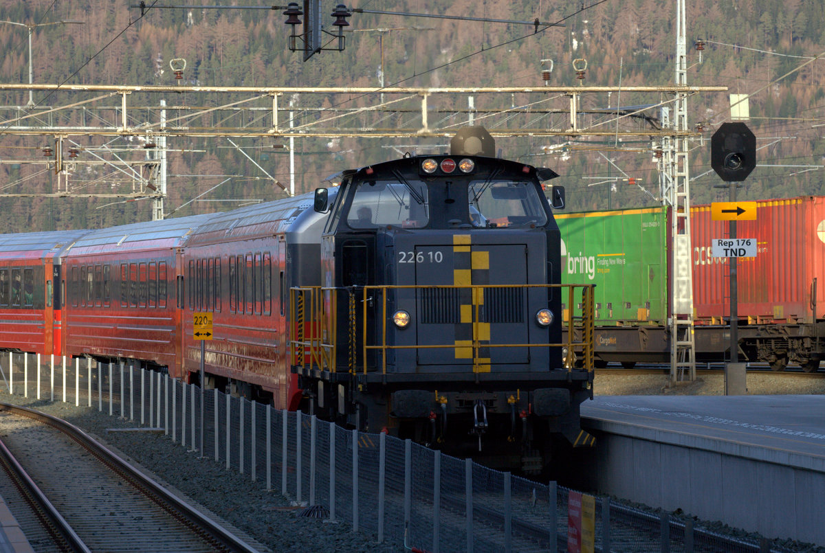 Eine Di 5, 226 10 rangiert in Trondheim den angekommenen Nachtzug aus Oslo. 14.04.2018 07:25 Uhr.