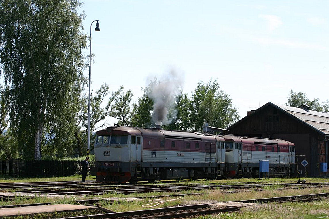Eine dicke Rauchwolke steigt auf, als am 24.6.2007 der Lokführer die CD 751233 im kleinen Depot des Bahnhof Volary startet.