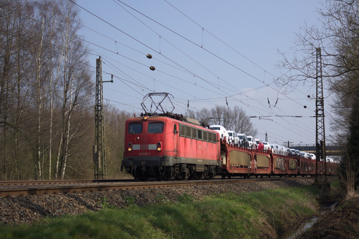 Eine der dienstältesten 140er, welche im Jahre 2015 noch für die Deutsche Bahn unterwegs sind, ist die 140 037, welche am 10.04.15 die Ehre hatte, einen vollbeladenen Zug in richtung Norden zu schleppen. 
Aufgenommen am Abzw. Gümmerwald.