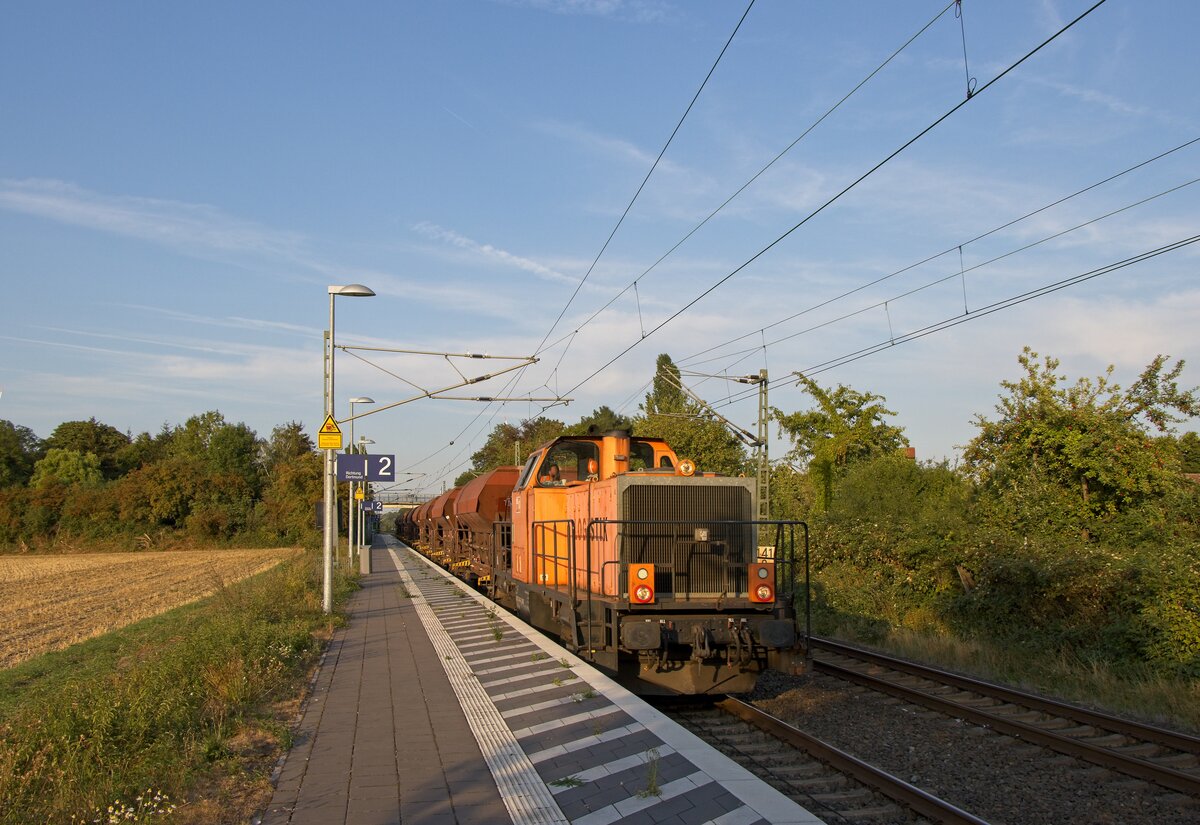 Eine Diesellok der Baureihe 214 der BBL Logistik durchfährt mit einem Güterzug den Bahnhof Bönen-Nordbögge (24.08.2022)
