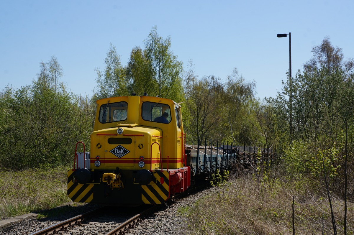 Eine Diesellok von Orenstein und Koppel (ist es eine MV9 oder MV10 ?) für TyssenKrupp Stahl-Service-Center beim Rangieren zwischen Radebeul-Naundorf und Coswig (Dresden); 21.04.2015

