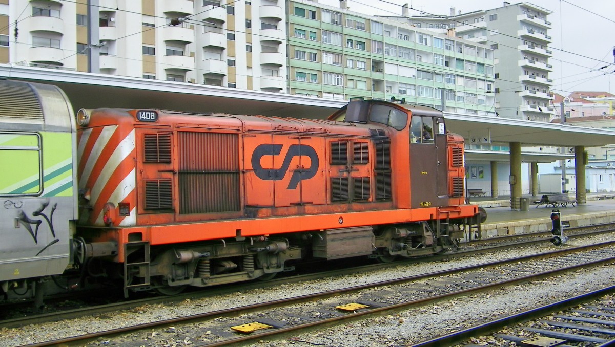 eine Diesellok der portugisischen Eisenbahngesellschaft CP schiebt IC-Waggons in den Bahnhof Lissabon-Santa Apolonia die dann spter auf Fahrt gehen werden (1.10.2013)