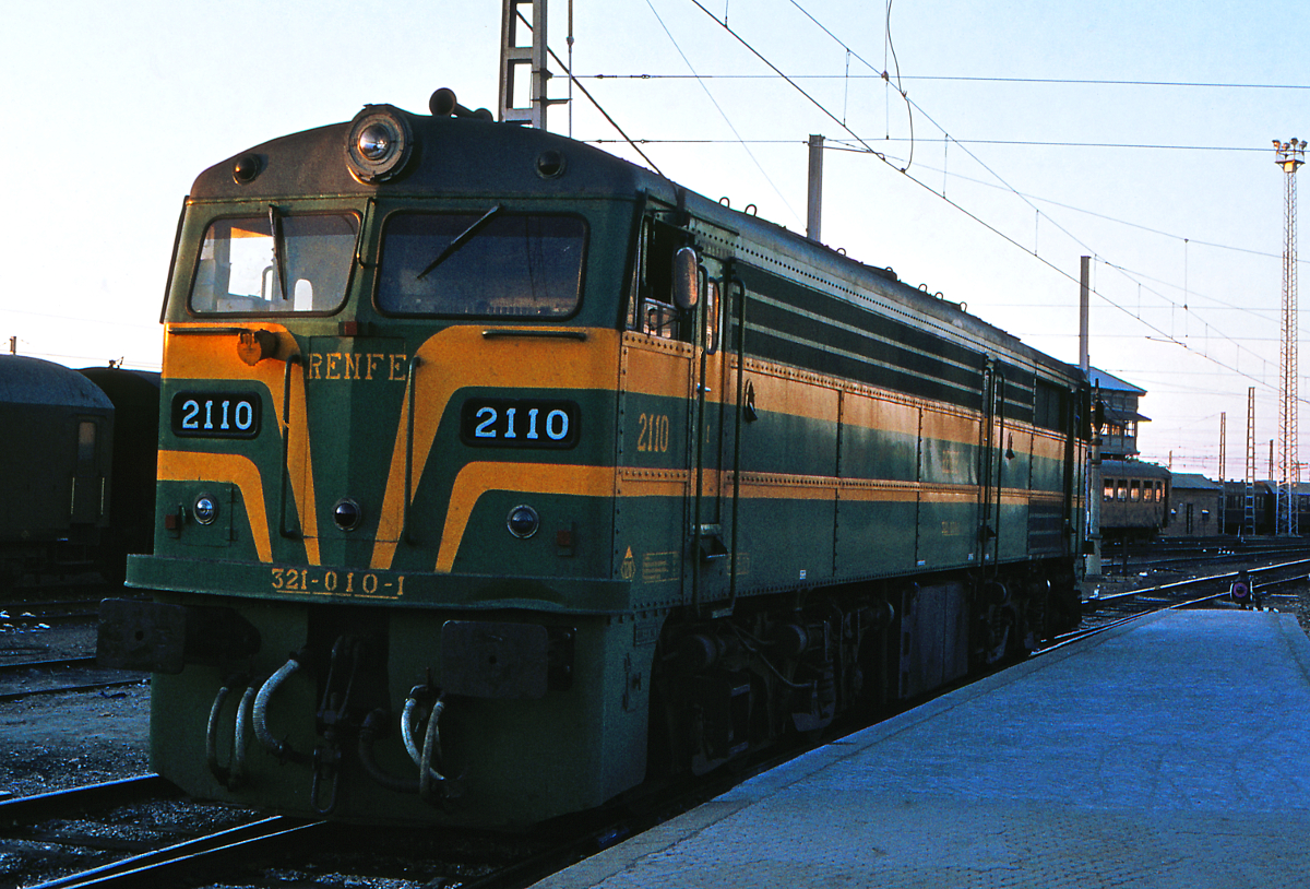 Eine Diesellok der Reihe 2100 - die 321 010 - rangiert im Bahnhof Sevilla Plaza de Armas.
Oktober 1981.
Canon AE1, Canoscan, GIMP.