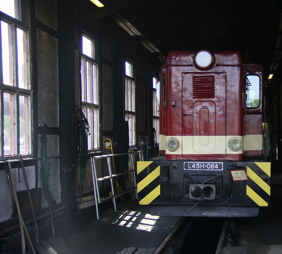 Eine Dieselok L45H-084 steht in Freital-Hainsberg(D).
Aufgenommen vor dem Lokschuppen in Freital-Hainsberg(D).
Bei Sommerwetter am Mittag vom 18.7.2015. 