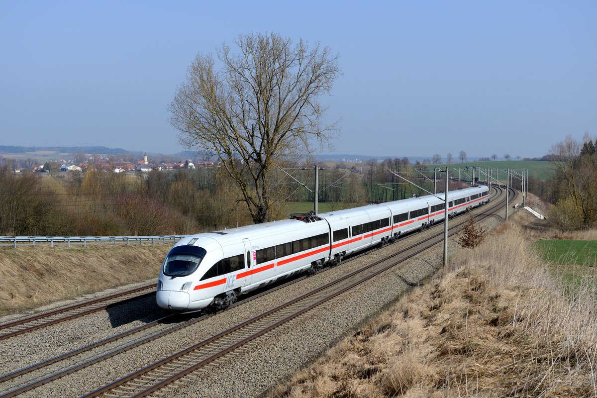 Eine Dokumentation des Verkehrs auf der KBS 900 wäre nicht komplett, würde man die Hauptverkehrsträger ausblenden: Die ICE-Flotte der Deutschen Bahn. Am 24. März 2015 entstand bei Vierkirchen dieses Bild des ICE 1503 von Berlin Gesundbrunnen nach München HBF, der bereits in wenigen Minuten sein Ziel erreichen wird. Der ICE-T ist der 4011.091  Salzburg , einer der drei Triebzüge, welche die ÖBB gekauft hat und die in den gemeinsamen Fahrzeugpool mit der DB eingebracht werden.
 