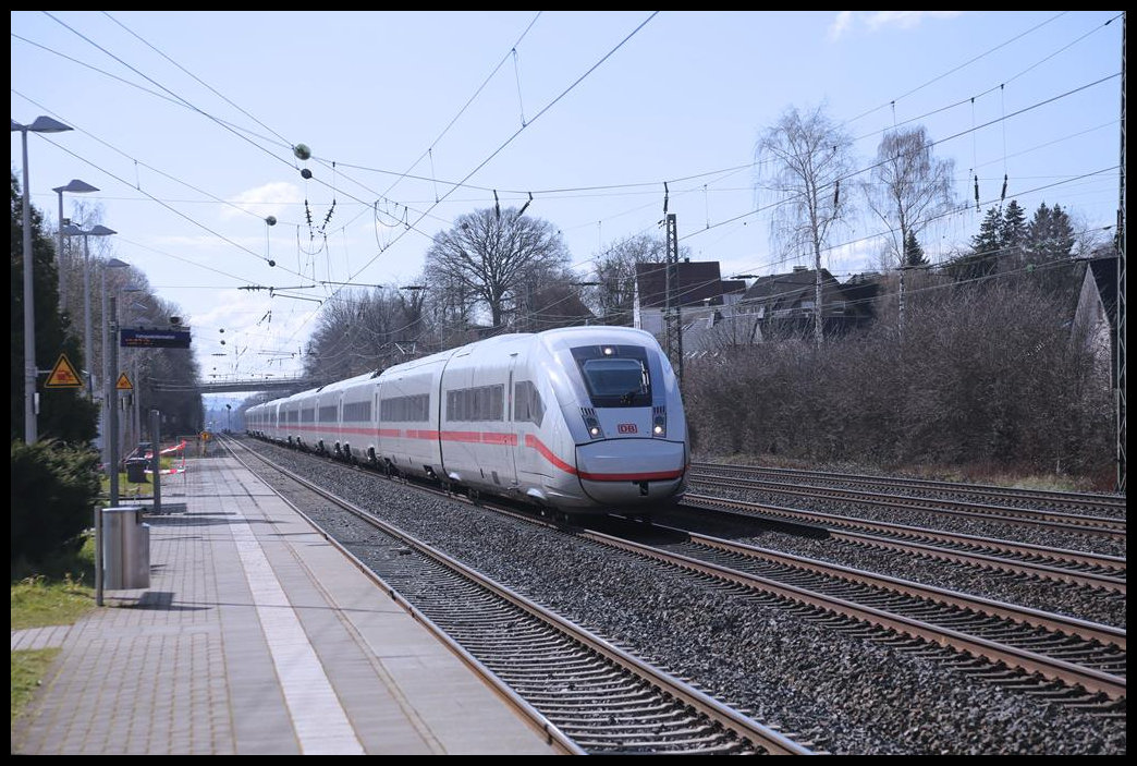 Eine Doppel Einheit ICE 4 ist hier in Hiddenhausen Schweicheln am 19.3.2021 um 11.00 Uhr in Richtung Minden unterwegs.