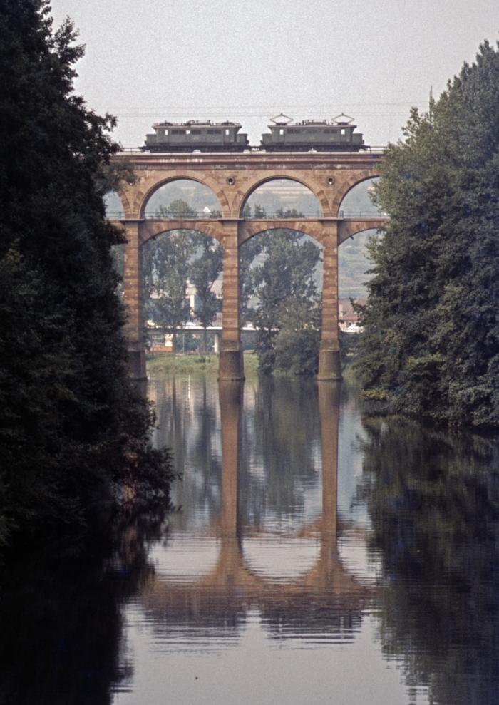Eine Doppel-Lz 144 im Mai 1978 auf dem Bietigheimer Enzviadukt.