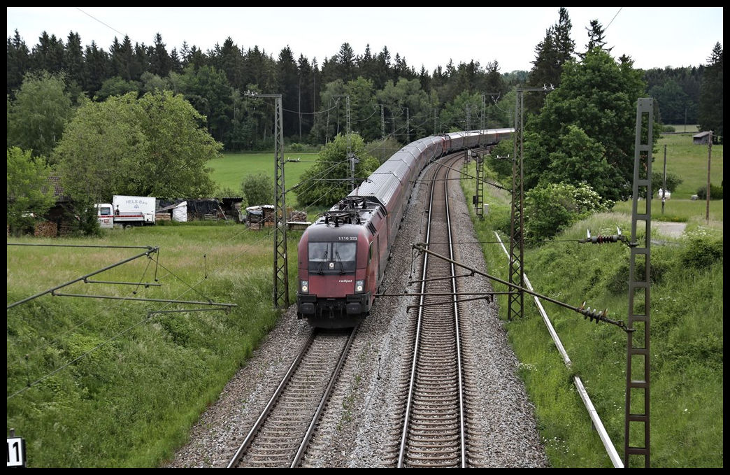 Eine Doppel Railjet Einheit mit vorderer Lokomotive ÖBB 1116.223 und im mittleren Bereich die ÖBB 1116.220 ist hier am 27.5.2022 um 9.28 Uhr bei Ufering auf dem Weg nach München.