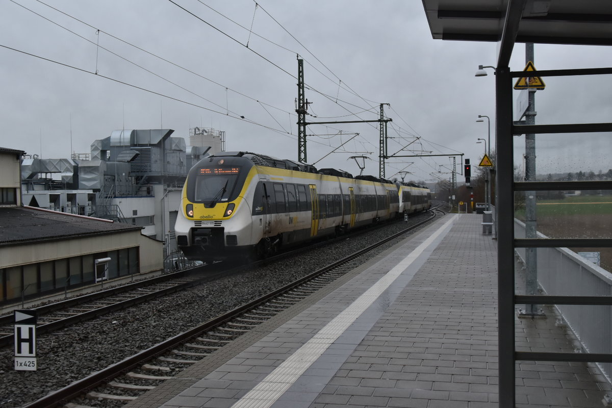 Eine Doppeleinheit Abellio-Triebwagen(8442 105 und 8442 102) der Linie RE10b durchfährt den Bahnhof Sinsheim Museum/Arena in Richtung Heilbronn am verregneten Montag den 17.2.2020