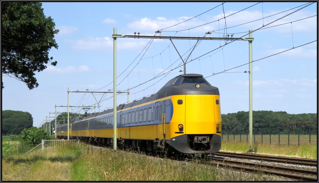 Eine Doppeleinheit des Triebwagentyps 4200 (ICM Koploper) ist nach Sittard unterwegs.
Szenario bildlich festgehalten am BÜ in Echt-Susteren in Limburg (Niederlande) am 10.Juni 2015.