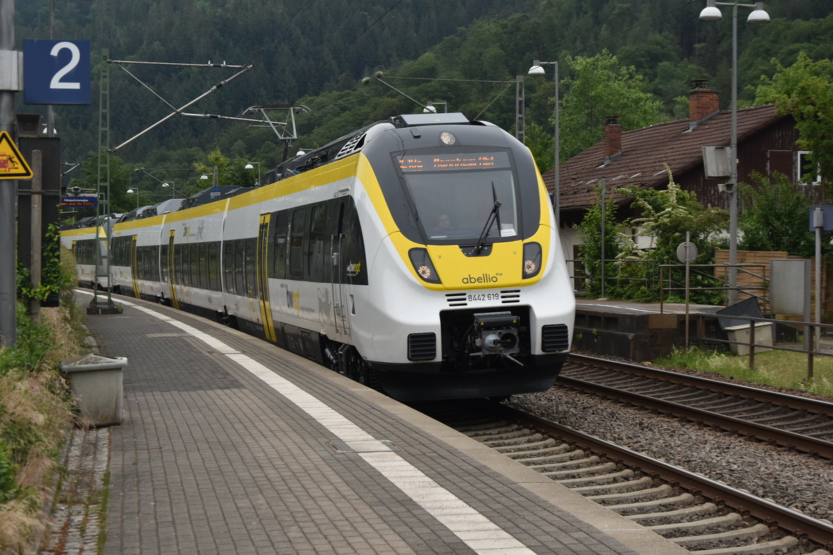 Eine Doppeleinheit dreiteiliger Abellio BW Triebwagen werden vom 8442 619 gen Mannheim als RE 10a durch Lindach gefahren, in wenigen Minuten erreicht der Zug Eberbach, wo die Reisenden mit der VIAS nach Hanau reisen können. 13.5.2020