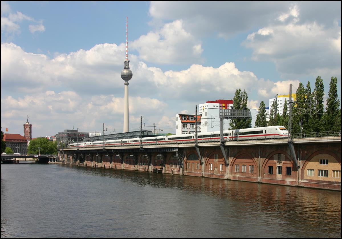 Eine Doppeleinheit ICE 2 passiert hier am 16.5.2007 den S Bahnhof Jannowitzbrücke in Richtung Ostbahnhof Berlin.