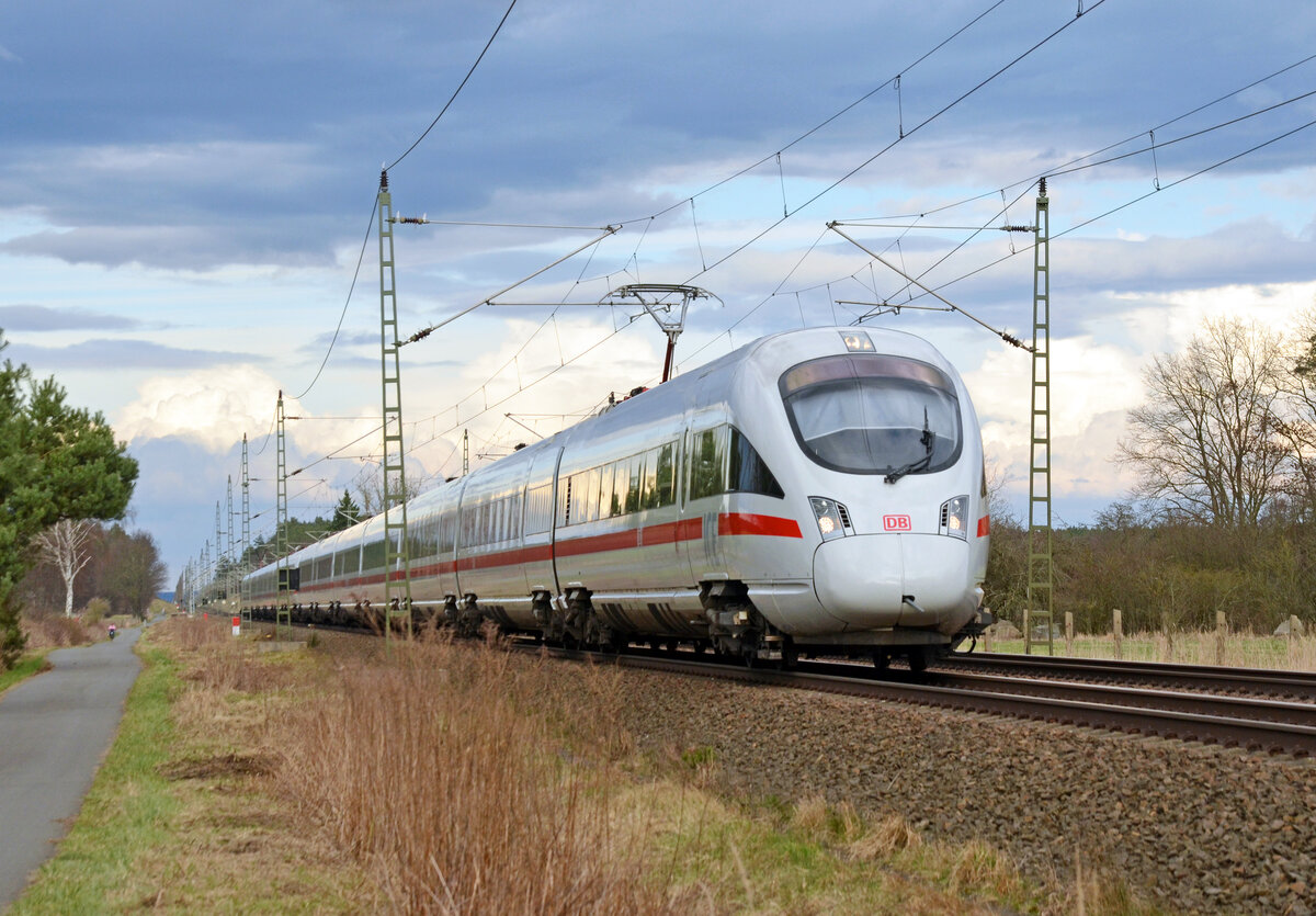 Eine Doppeleinheit ICE-T der Reihe 411 durcheilt am 25.02.24 als ICE 1601/1711 Radis Richtung Leipzig.