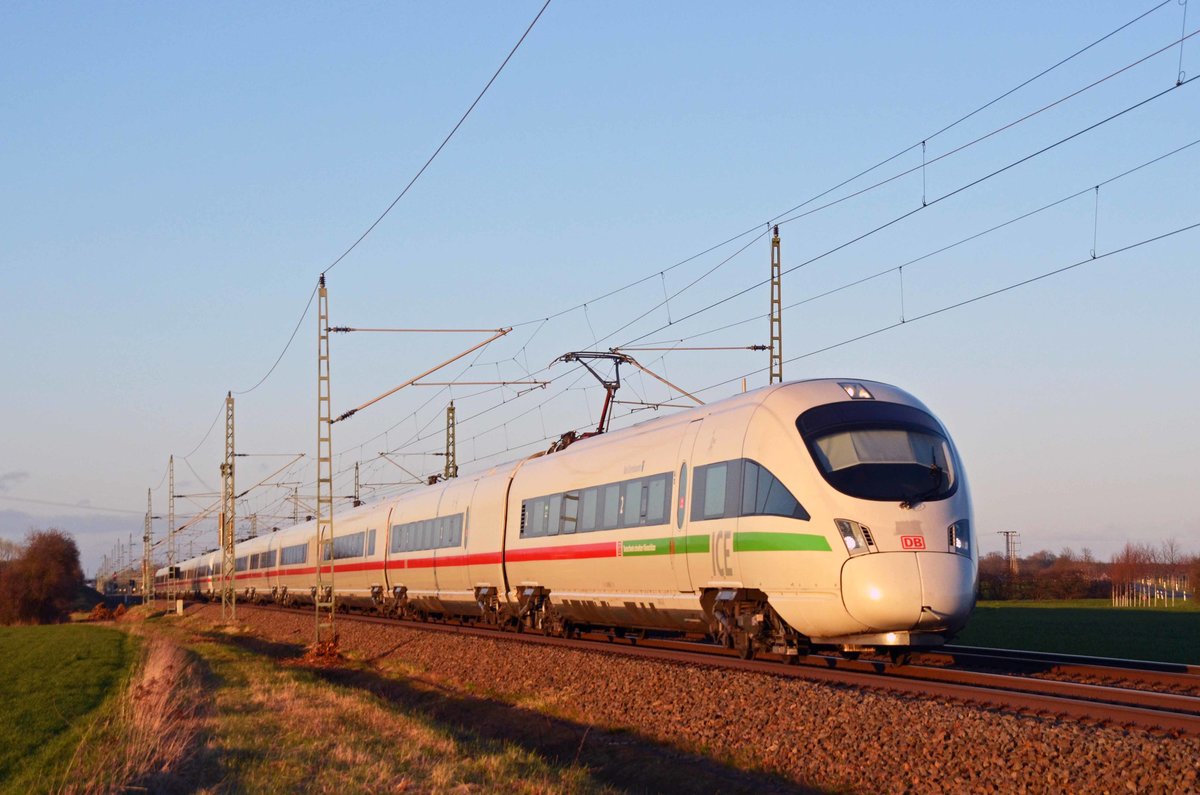 Eine Doppeleinheit der Reihe 411 war am 05.04.21 unterwegs von Berlin nach München bzw. Jena. Hier rollt das Duo im Abendlicht durch Gräfenhainichen Richtung Leipzig, wo die Triebzüge geflügelt werden.