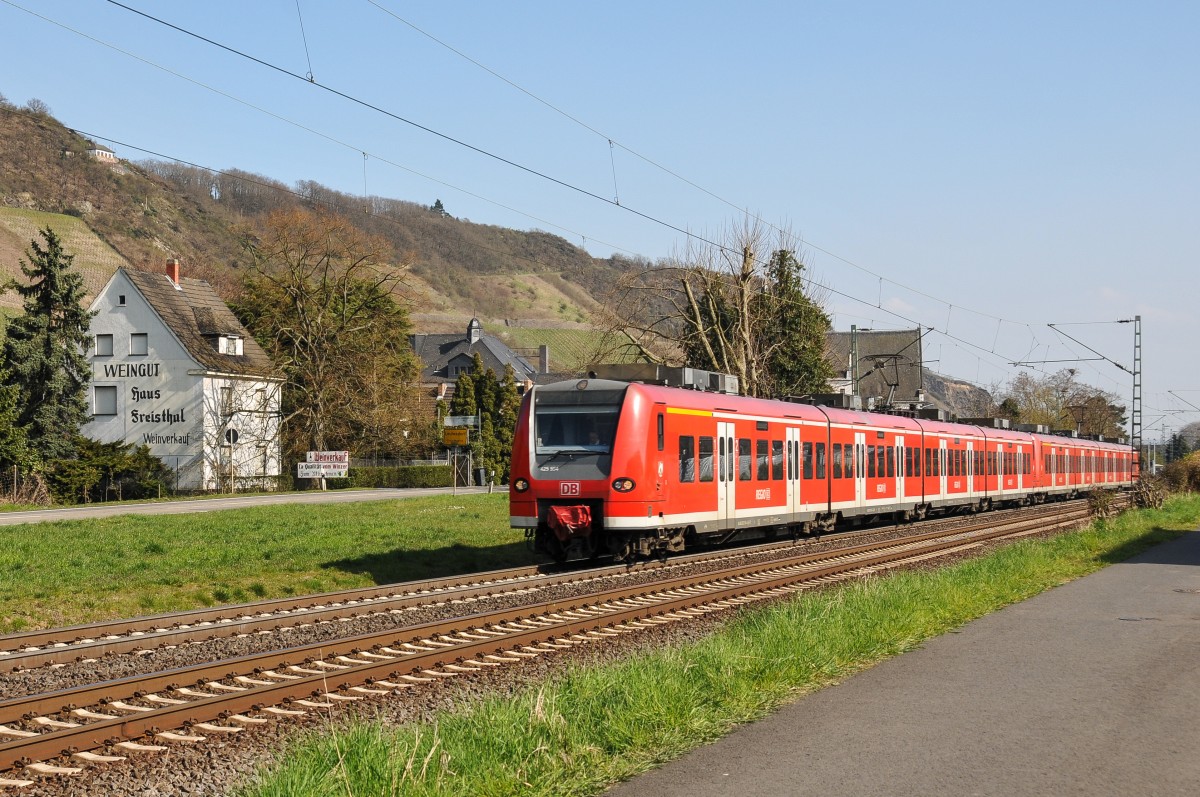 Eine Doppelgarnitur der BR 425 mit der 425 554 in Front am 09/04/2015 in Leutesdorf in Fahrtrichtung Köln.