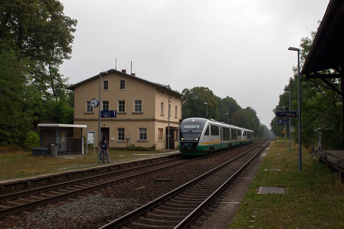 Eine Doppelgarnitur Trilex-642, geführt von VT 23 A wurde auf ihrer Fahrt von Görlitz nach Dresden Hbf beim Halt im Bahnhof Seitschen am 17.08.15 fotografiert.