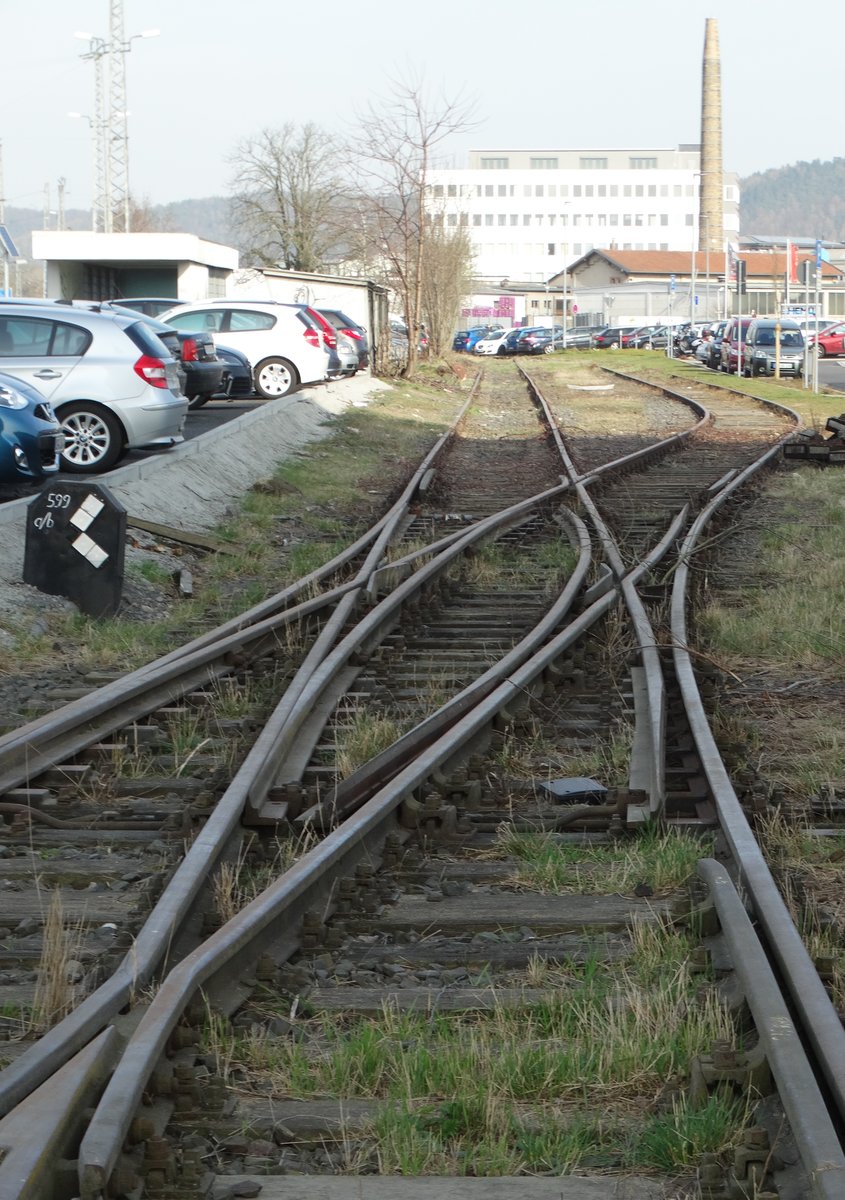 Eine Doppelkreuzungsweiche am 14.03.17 in Gelnhausen von einen Gehweg aus fotografiert