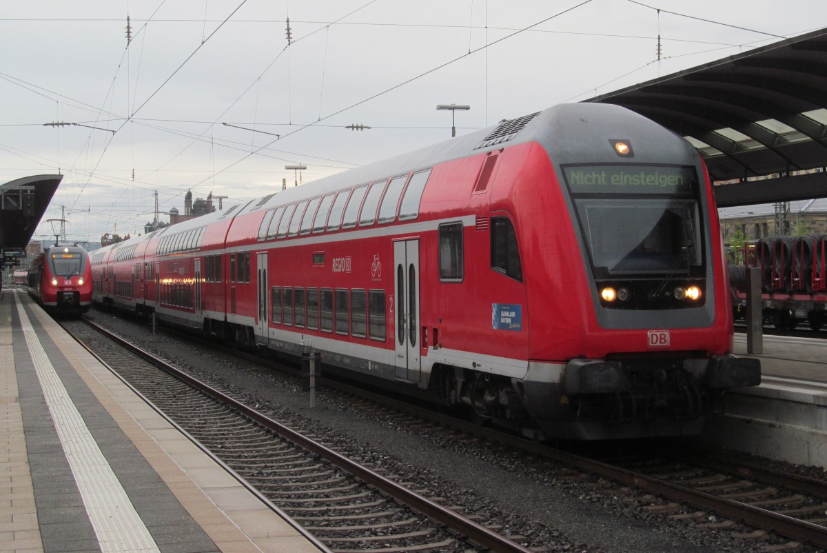 Eine Doppelstockwagengarnitur steht am 18. August 2013 als RE aus Nrnberg Hbf in Bamberg.