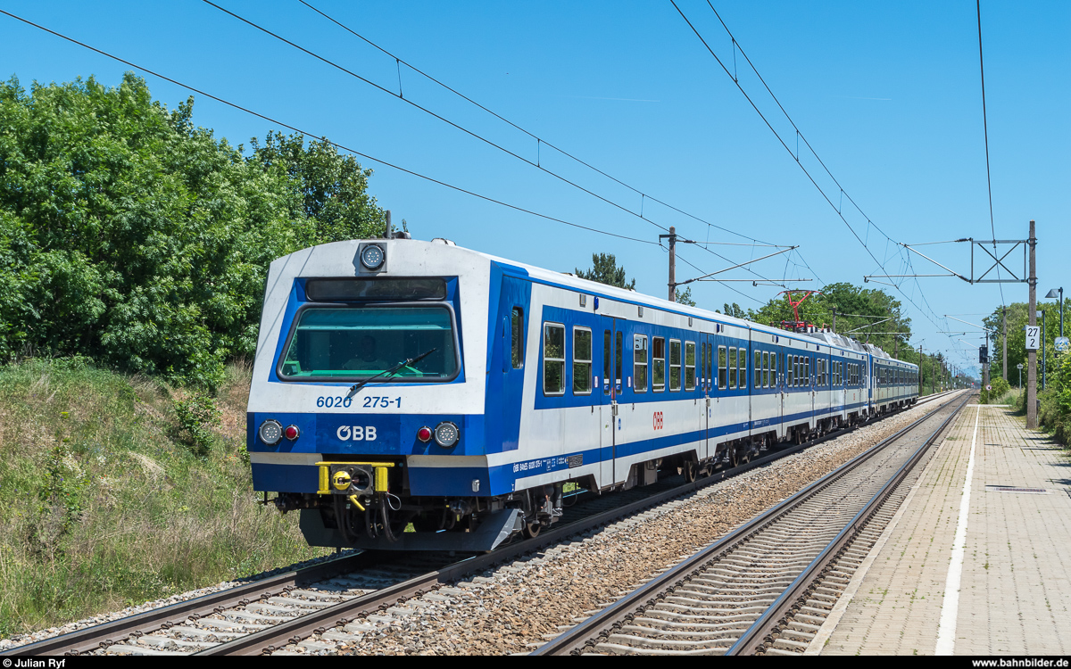 Eine doppelte 4020-Garnitur der S-Bahn Wien erreicht am 28. Mai 2017 Strasshof an der Nordbahn Silberwald.