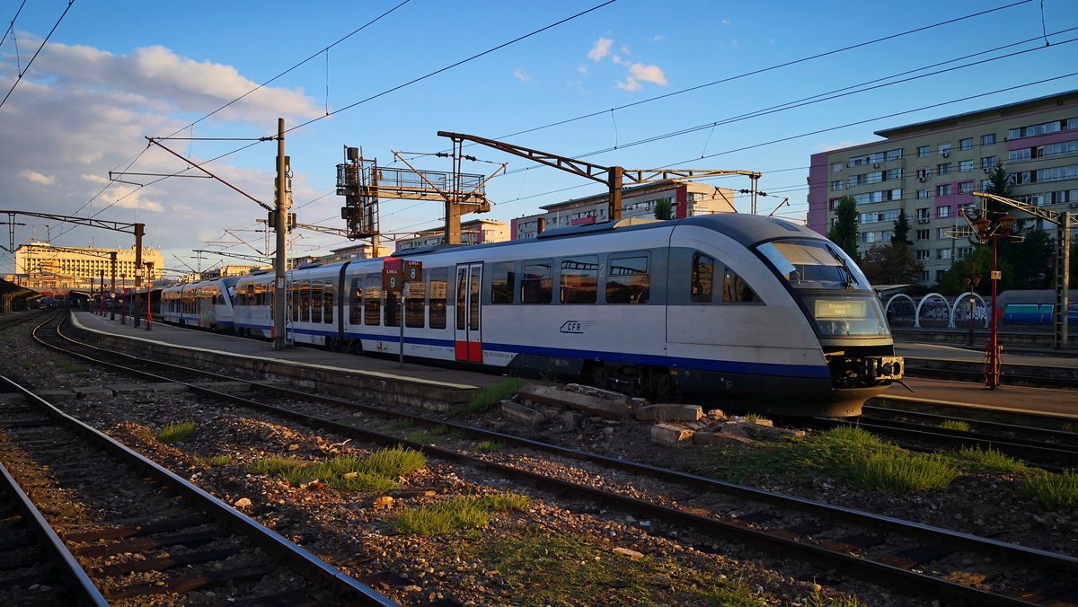 Eine doppelte Garnitur bestehend aus Triebzügen der Baureihe 96 wartet am 26.09.2018 auf grünem Licht in Nordbahnhof Bukarest