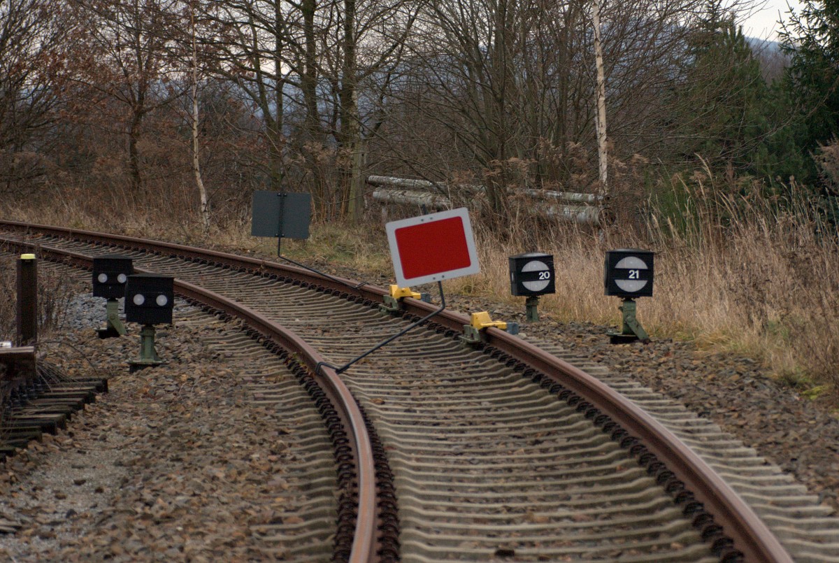 Eine doppelte Gleissperre  findet sich an aktuell nicht genutzten Strecke Wilthen - Bautzen. 05.01.2014  14:23 Uhr. (oder schon teilweise abgbaut ?)