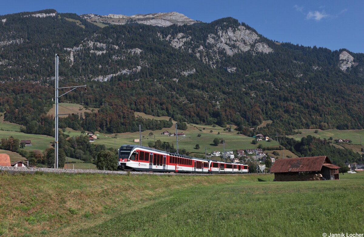 Eine Doppeltrakrion bestehend aus dem ABe 130 006+ABeh 160 014 der Zentralbahn fahren am 5. August 2026 auf der S5 von Luzern nach Giswil, bei Alpnachstad unter dem Pilatus vorbei. So konnte ich an diesem Tag einen Mischzug aus Spatz und Fink erlegen. 