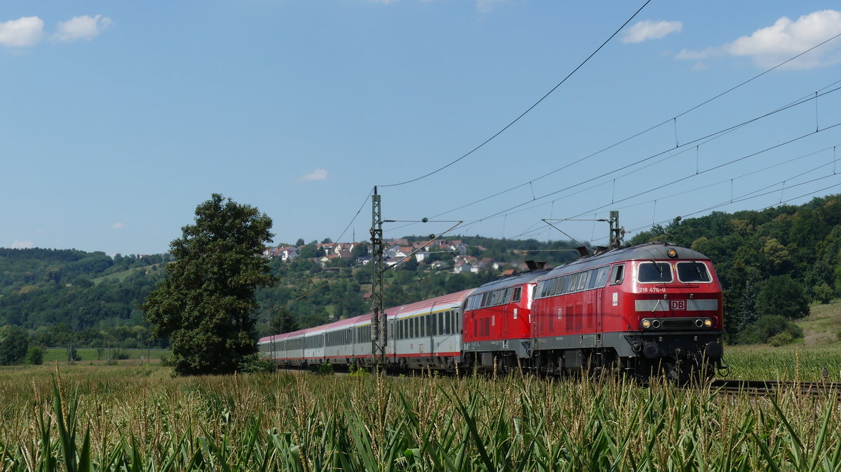 Eine Doppeltraktion 218er zieht den IC118 (Münster - Innsbruck) die Filstalbahn hinauf, hier kurz vor Uhingen. Aufgenommen am 30.7.2018 13:54