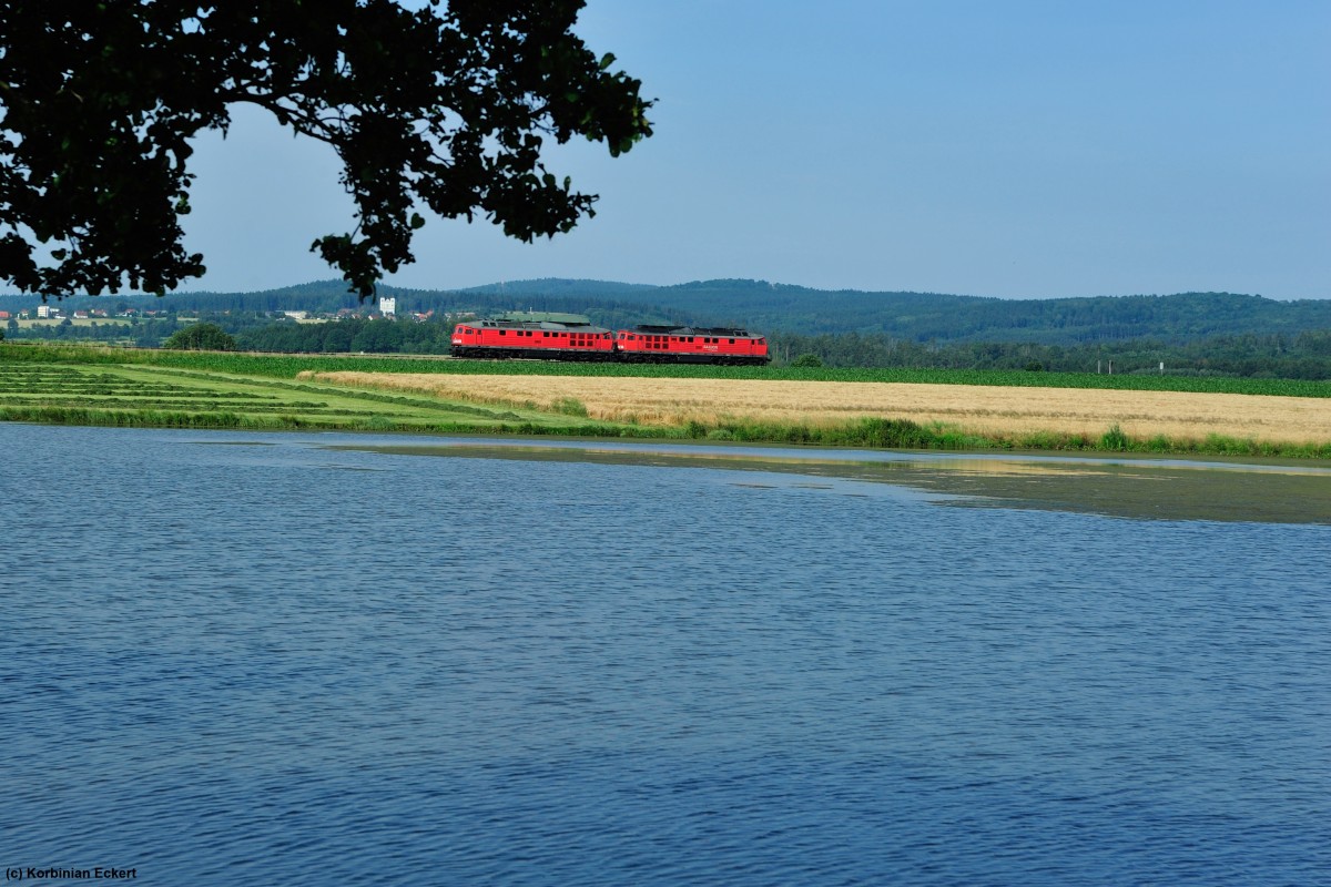 Eine Doppeltraktion 232/233 ist unterwegs von Marktredwitz Richtung Weiden bei Oberteich, 18.07.2013