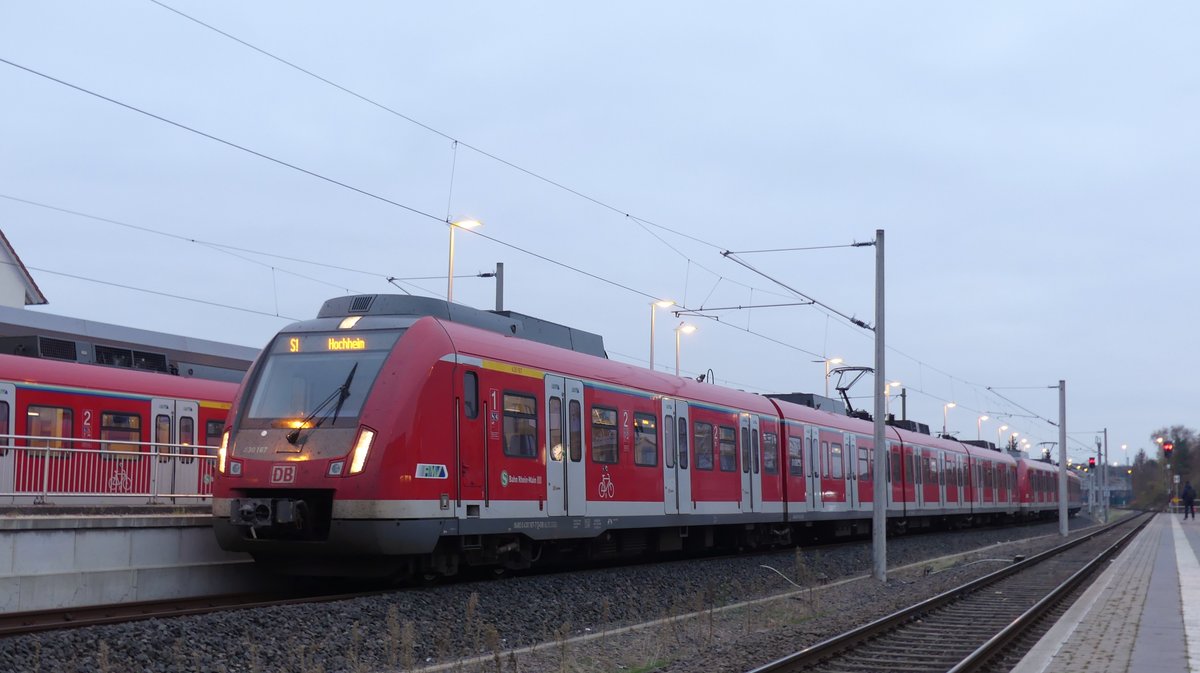 Eine Doppeltraktion 430 steht in Rödermark-Ober Roden zur Abfahrt als S1 nach Hochheim bereit. Aufgenommen am 21.11.2018 17:21