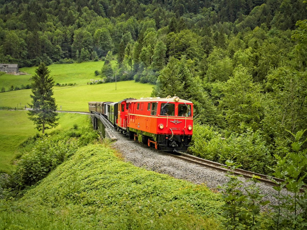 Eine Doppeltraktion aus 2091.08 und 2095.13 passiert am 06.08.2016 die Sporeneggbrücke der Bregenzerwaldbahn (Wälderbähnle) 