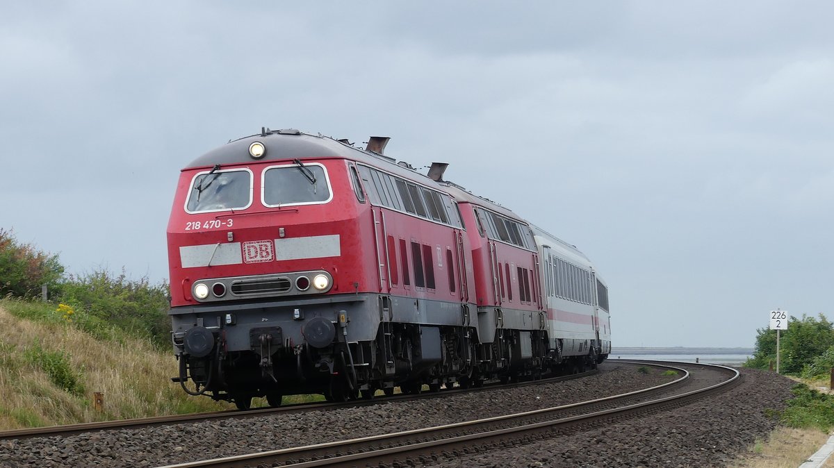 Eine Doppeltraktion aus zwei 218ern hat den IC2374 Karlsruhe - Westerland am Haken. Hier verlässt der Zug gerade den Hindenburgdamm und erreicht somit die Insel Sylt. Aufgenommen am 9.7.2018 19:05