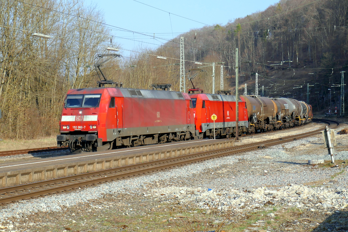 Eine Doppeltraktion der Baureihe 152 ist in Südbayern selten, doch am 25. März 2022 konnte ich ein solches Doppel im Bahnhof Solnhofen fotografieren. 152 066 und 152 083 sind gemeinsam mit einem Güterzug Richtung Treuchtlingen unterwegs. Solnhofen, 25.März 2022