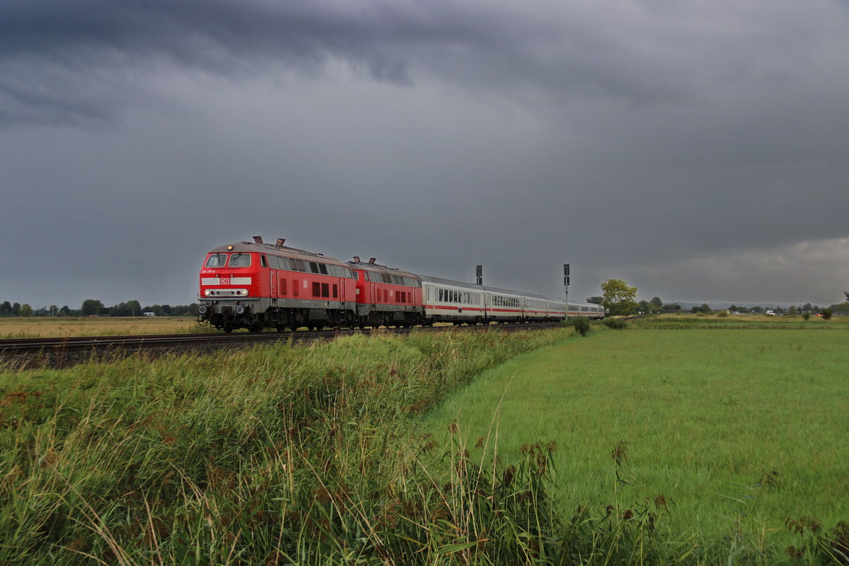 Eine Doppeltraktion der Baureihe 218 mit einem IC auf dem Weg durch die Wilstermarsch nach Sylt im August 2018