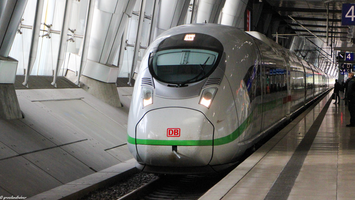 Eine Doppeltraktion der Baureihe 407 bei der Einfahrt in den Frankfurter Flughafen.



Frankfurt, 17.10.2020