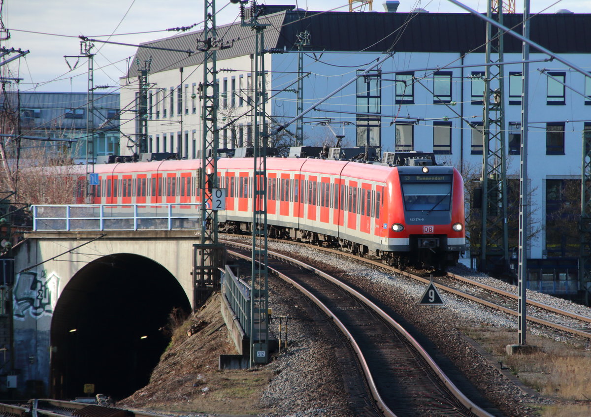 Eine Doppeltraktion der Baureihe 423 erreicht als S3 (Holzkirchen - Mammendorf) den Ostbahnhof.

München Ostbahnhof, 15. Dezember 2017