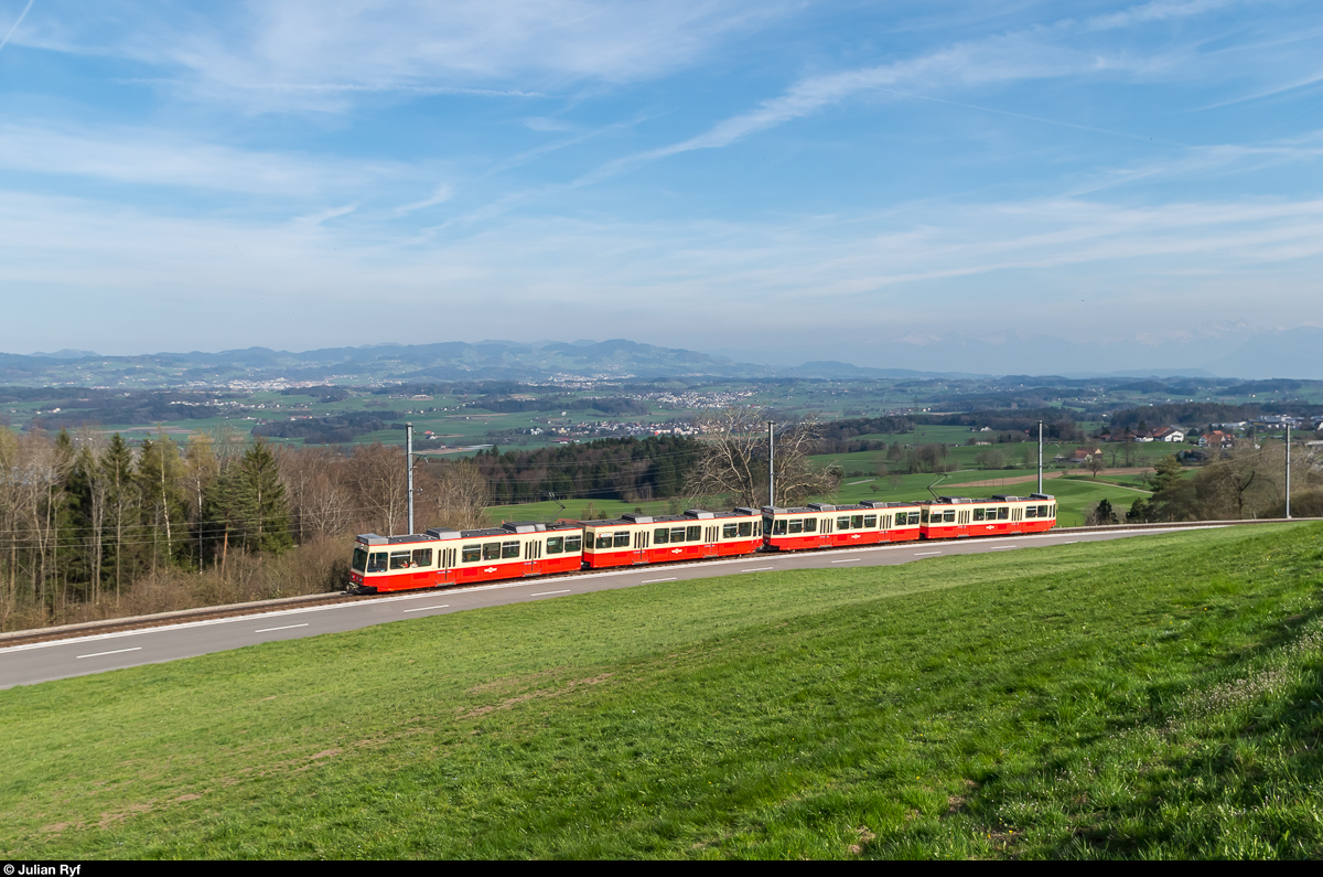 Eine Doppeltraktion Be 8/8 der Forchbahn fährt am 30. März 2017 bei Scheuren als Schnellzug nach Esslingen.