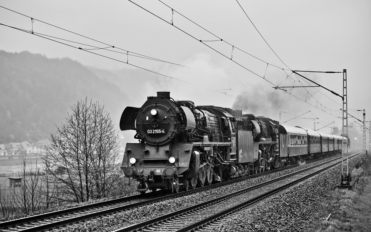 Eine Doppeltraktion der beiden Dampflokomotiven 03 2155-4 und der 03 1010 dampft bei strömendem Regen geschoben von der Schiebedampflok 35 1097-1 in Krippen mit einem Sonderzug aus Decin CZ nach Dresden vorbei.Bild vom 7.4.2017