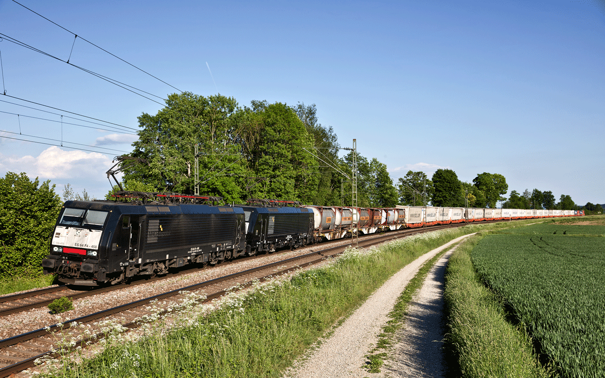 Eine Doppeltraktion der beiden Loks ES 64 F4 458 und der 452 fahren in Langenisarhofen mit einem Containerzug vorüber.Bild vom 26.5.2017