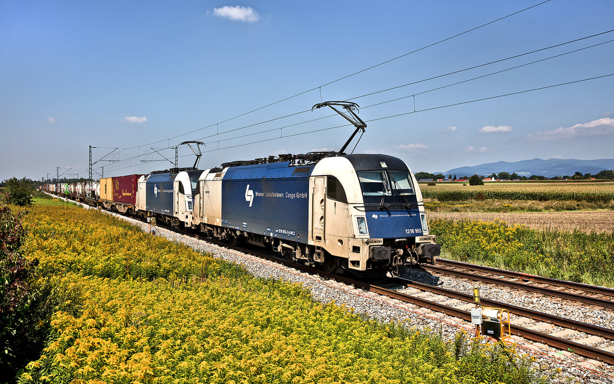 Eine Doppeltraktion bestehend aus den WLC Lokomotiven 1216 953 und der 1216 951-4 fährt am 24.8.2017 in Osterhofen mit einem KLV Zug nach Süd.