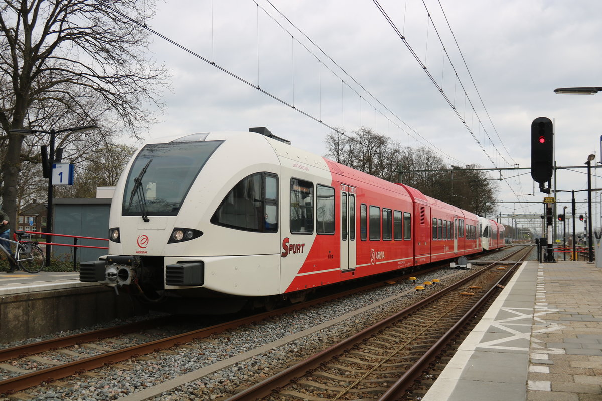 Eine Doppeltraktion bestehend aus zwei Stadler GTWs der niederländischen Arriva beim Halt in Zevenaar am 27.3.19