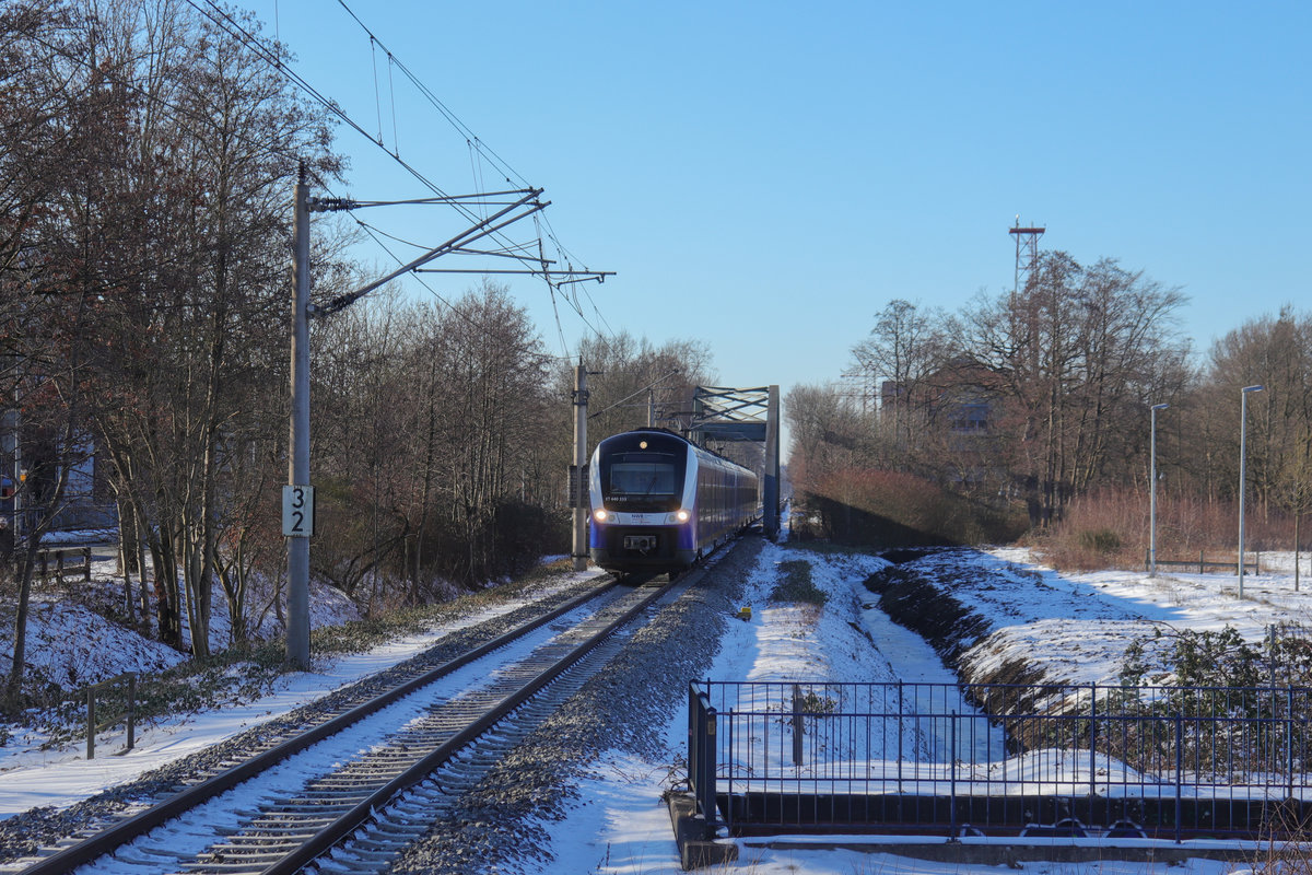 Eine Doppeltraktion bestehend aus zwei Elektrotreibzügen des Typs Coradia Continental/ Baureihe 440 erreicht an einem sonnigen Samstag im Winter 2021 den Haltepunkt Oldenburg-Wechloy. Es handelt sich um die Elektrotriebwagen 440 333 und 440 225, diese sind auf der RS3 zwischen Bad Zwischenahn und Bremen Hbf unterwegs.