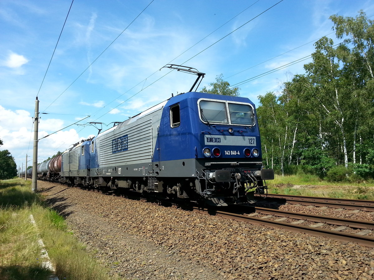Eine Doppeltraktion der BR 143 der RBH passiert den Bahnhof Frauenhain mit einem Kesselwagenzug in Richtung Dresden am 14.06.2014.