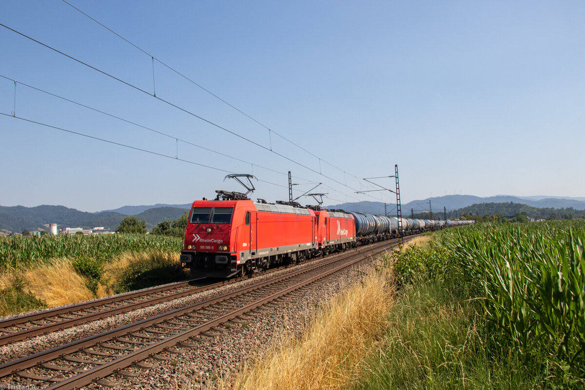 Eine Doppeltraktion Br 185 von Rheincargo fährt mit einem Kesselzug durch Kollmarsreute Richtung Karlsruhe. 11.7.2023