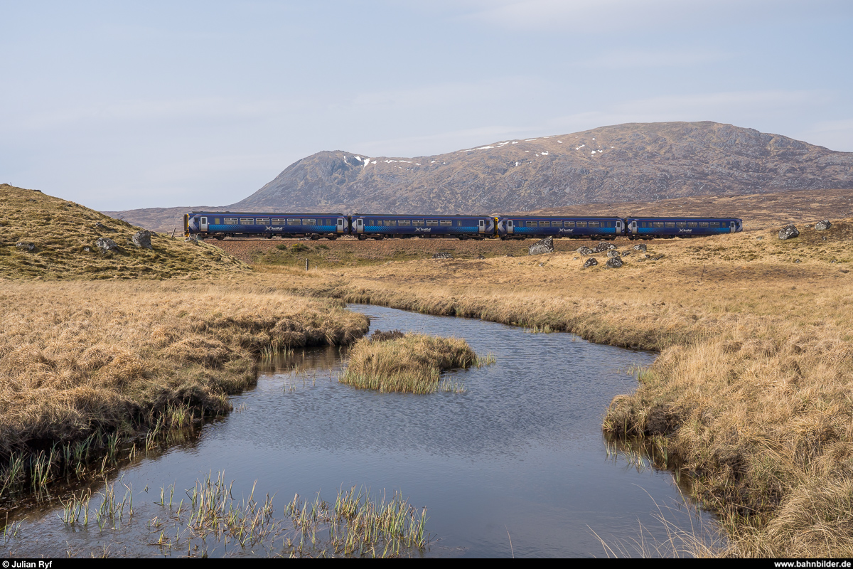Eine Doppeltraktion der Class 156 durchquert am 23. April 2019 auf dem Weg von Glasgow Queen Street nach Mallaig das Rannoch Moor.